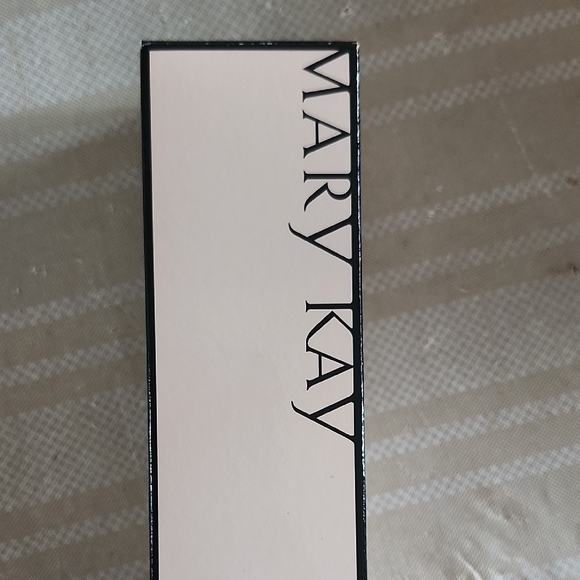 Mary Kay Timewise Gel Mask in Black and White - Picture 2 of 11